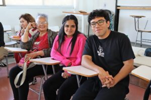 Estudiantes ULagos y personas mayores participan en una actividad de diálogo intergeneracional
